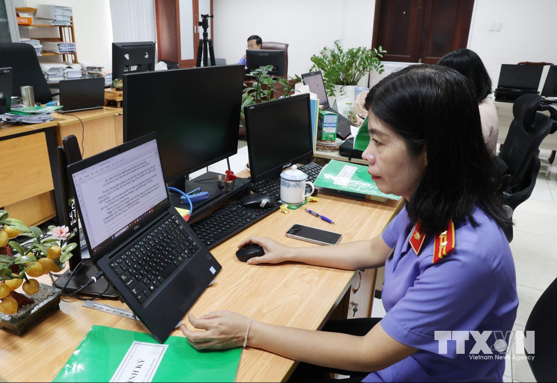 Kiểm sát viên làm việc với hồ sơ, tài liệu điện tử trên máy tính, góp phần nâng cao hiệu quả quản lý và khai thác chứng cứ. (Ảnh: Hồng Đạt/TTXVN)